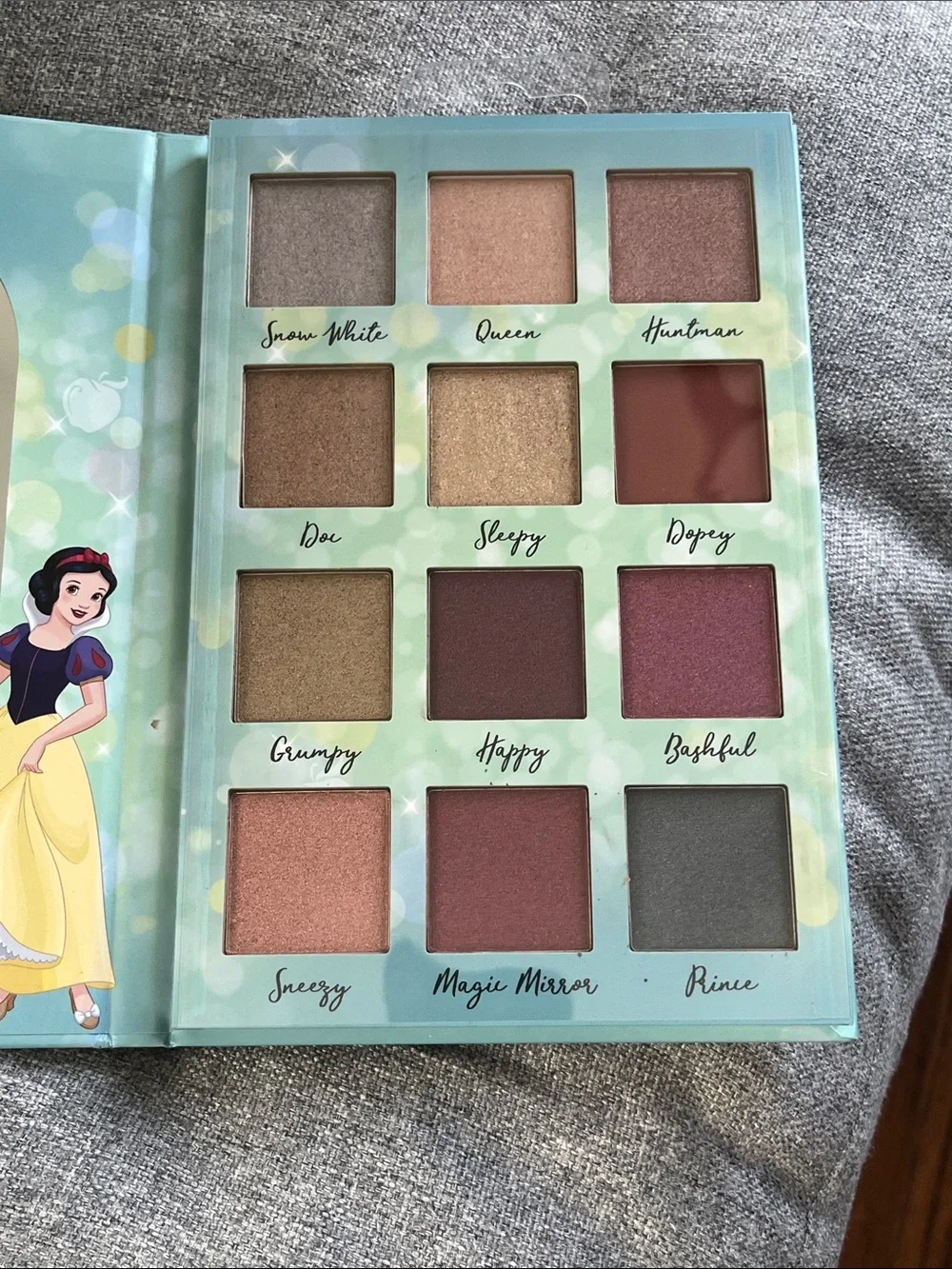NEW!  Disney Snow White Makeup Palette — Teal, Blue, Red, Yellow Artwork